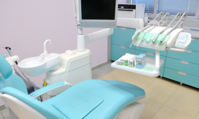 Controllo dei NAS in uno studio dentistico di Roverbella, tre denunce per abuso di professione