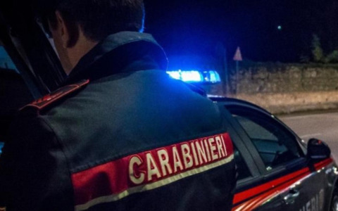 Carabinieri intervengono per schiamazzi in hotel e arrestano un ricercato a Suzzara