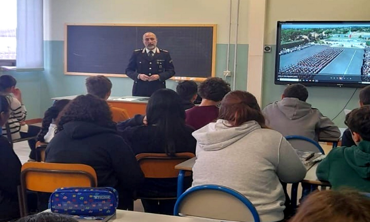 “Rispetto e responsabilità”: i carabinieri incontrano gli alunni di terza media