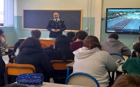“Rispetto e responsabilità”: i carabinieri incontrano gli alunni di terza media