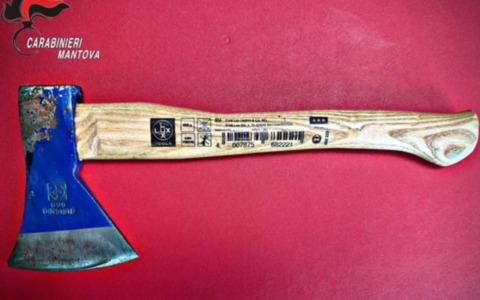 Inseguito per 10 chilometri dai Carabinieri: guidava senza patente e nascondeva un’ascia sotto il sedile