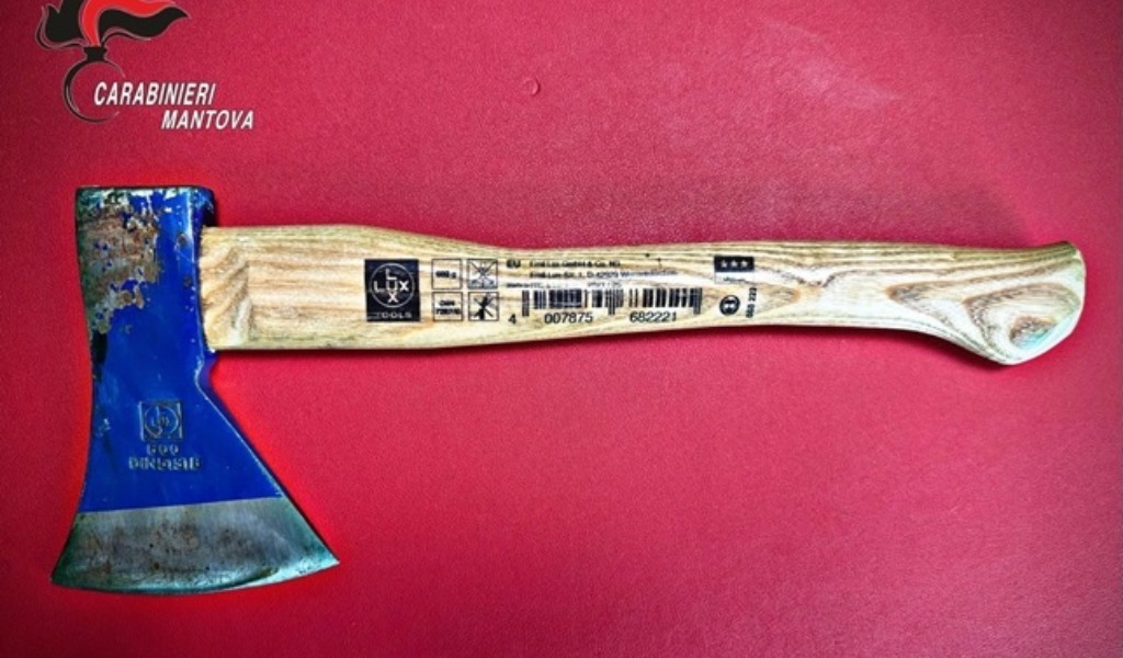 Inseguito per 10 chilometri dai Carabinieri: guidava senza patente e nascondeva un’ascia sotto il sedile