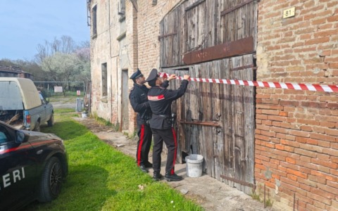 Discarica abusiva e cascinale a rischio crollo: padre e figlio denunciati a Serravalle a Po