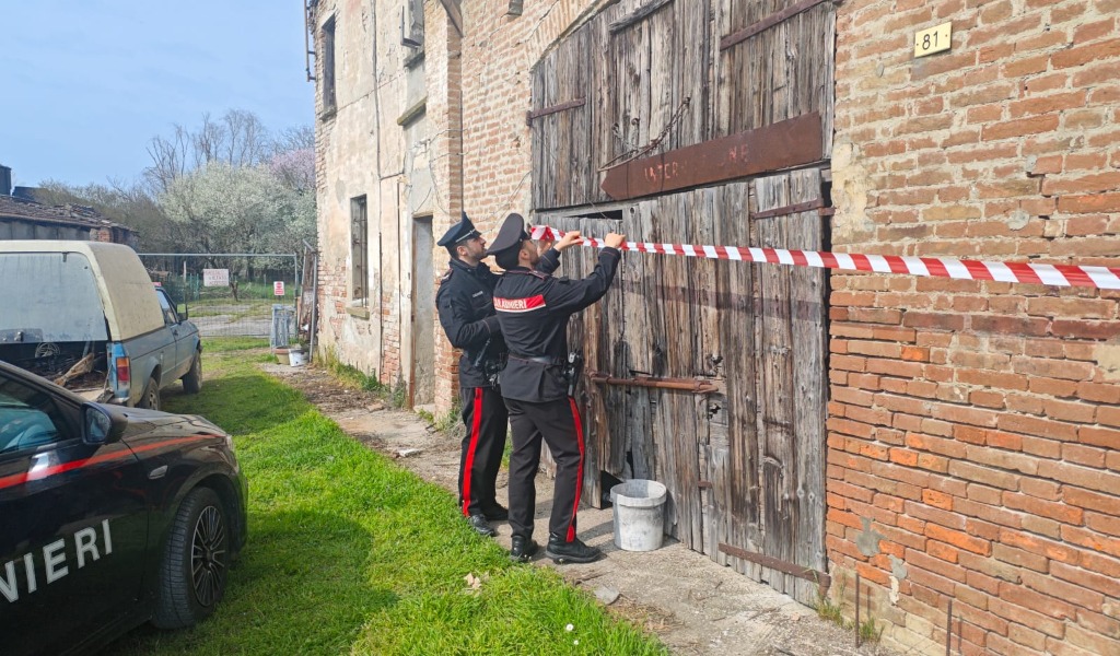 Discarica abusiva e cascinale a rischio crollo: padre e figlio denunciati a Serravalle a Po