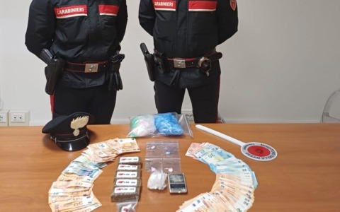 Pizzicati in pieno durante la compravendita di stupefacenti: un 38enne finisce in arresto