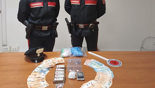 Pizzicati in pieno durante la compravendita di stupefacenti: un 38enne finisce in arresto