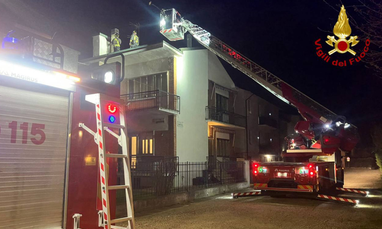 Incendio a Mantova, fiamme nella canna fumaria di un appartamento