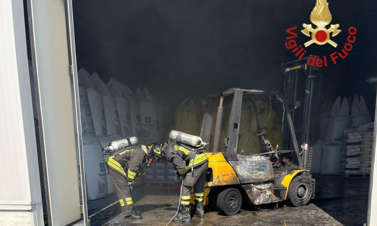 Incendio in un’azienda di Mantova, muletto distrutto dalle fiamme