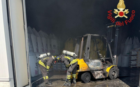 Incendio in un’azienda di Mantova, muletto distrutto dalle fiamme