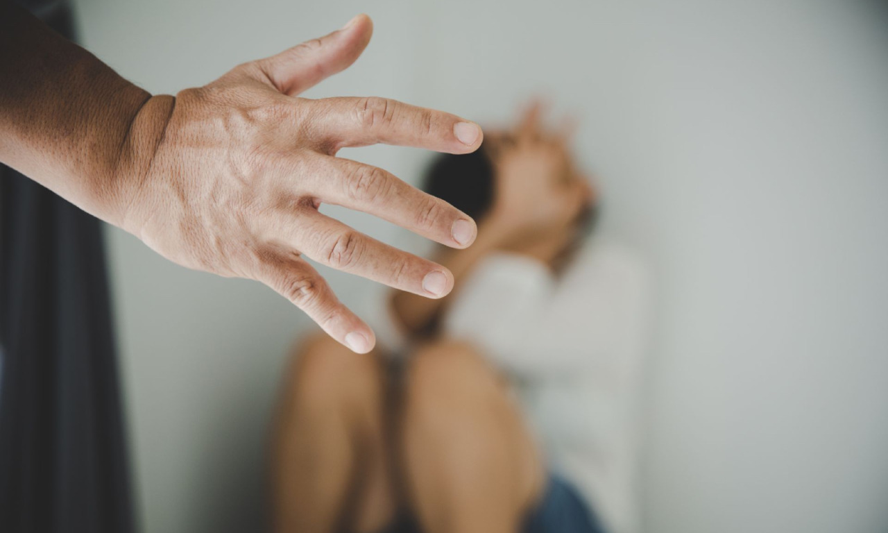 Minacce e violenze in famiglia per estorcere soldi, 23enne arrestato a Porto Mantovano