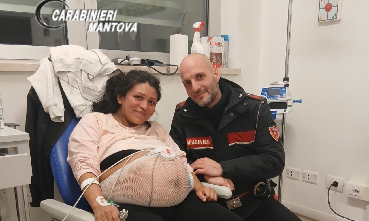 Parto imminente sulla strada per Mantova: mamma 39enne trova i carabinieri e si fa scortare all’ospedale