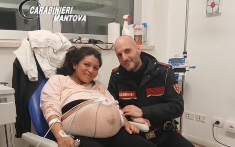Parto imminente sulla strada per Mantova: mamma 39enne trova i carabinieri e si fa scortare all’ospedale