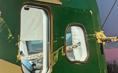 Sbarra di ferro sfonda la cabina del treno 2178: feriti macchinista e capotreno