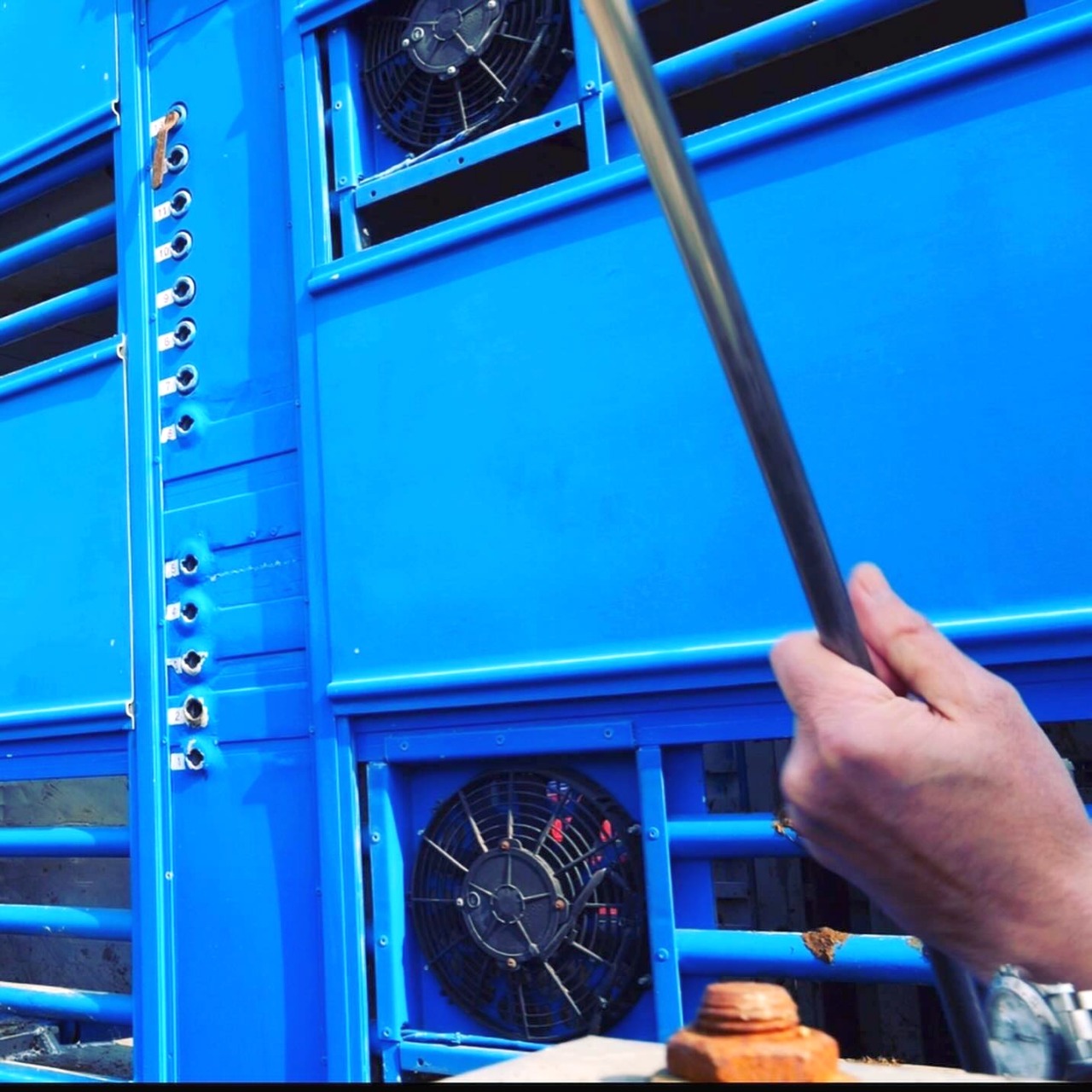 Il bastone in ferro con cui la troupe è stata aggredita a Monzambano