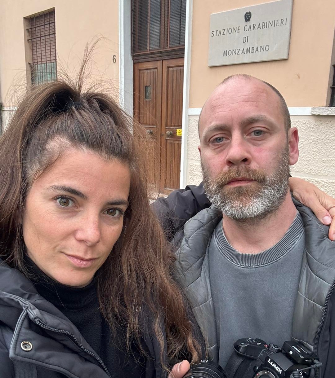 Giulia Innocenzi e Giovanni De Faveri di fronte alla stazione dei carabinieri di Monzambano