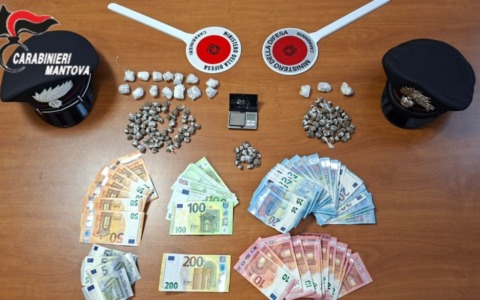 Fermato di notte per un controllo: 20enne trovato con 147 dosi di hashish