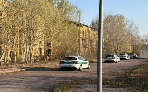 Blitz della polizia locale nel caseggiato occupato: crack sequestrato e decreto di espulsione