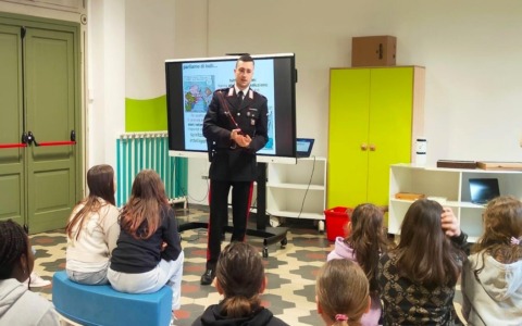 “Coraggio civile per una società sana e sicura”: gli alunni delle elementari incontrano i carabinieri