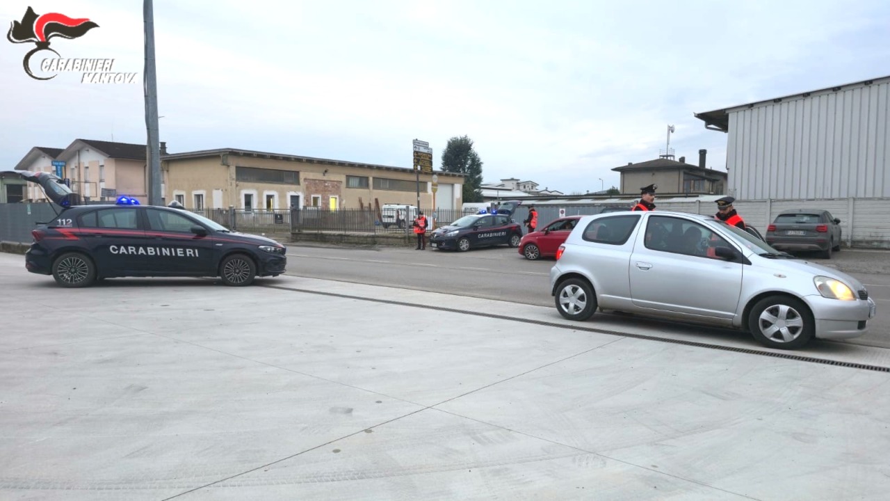 Una 42enne esce di strada in auto: era alla guida con tasso alcolemico da coma etilico