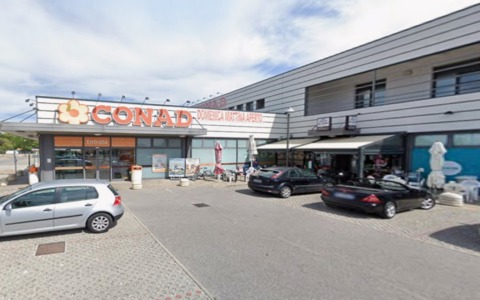 Vanno a fare la spesa senza pagare: rubati 2mila euro di generi alimentari dal supermercato