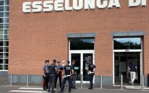 Tenta di rubare 500 euro di cosmetici all’Esselunga di Mantova: 67enne denunciato