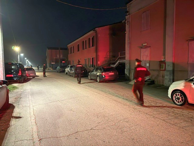 I carabinieri all'esterno del locale durante i controlli
