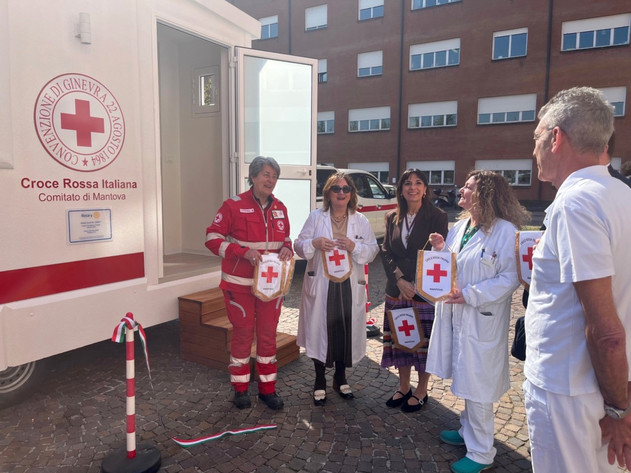 Un momento durante l'iniziativa svoltasi nelle pertinenze dell'ospedale di Mantova