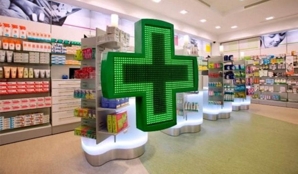 Ruba cosmetici in farmacia approfittando del via vai dei clienti: incastrata dalle telecamere