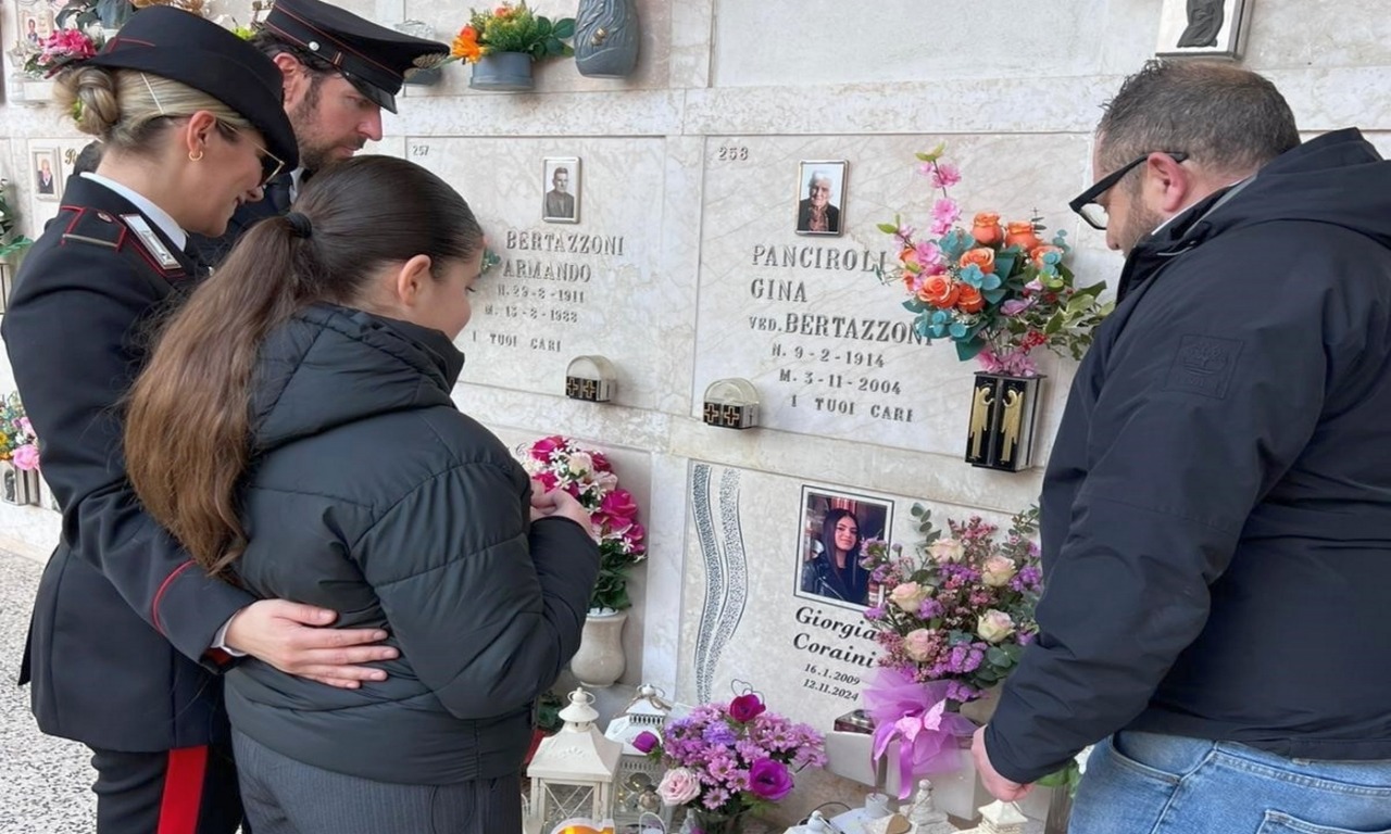 In un anno e mezzo ruba venti lampade votive dalla tomba della giovanissima Giorgia Coraini