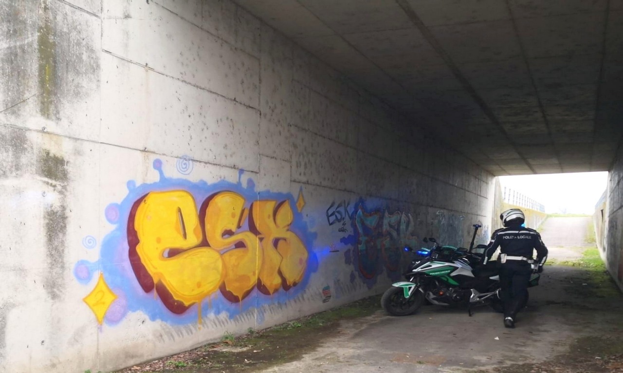 Disegna dei murales nel sottopasso della tangenziale: 30enne finisce nei guai