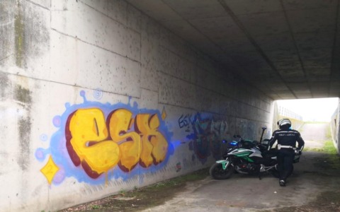 Disegna dei murales nel sottopasso della tangenziale: 30enne finisce nei guai