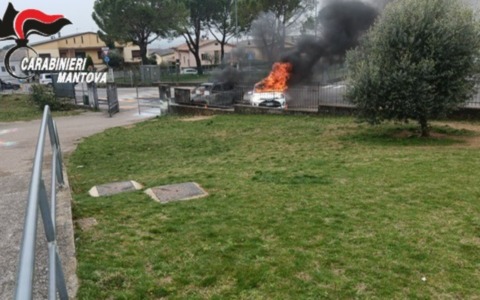 Incendio nel pomeriggio a Castiglione delle Stiviere: due auto distrutte dalle fiamme