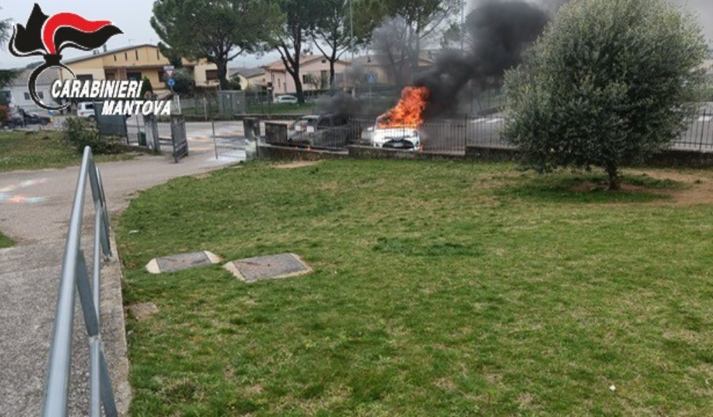 Incendio nel pomeriggio a Castiglione delle Stiviere: due auto distrutte dalle fiamme