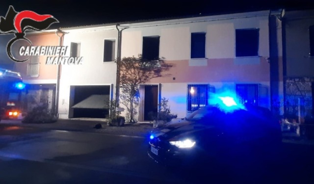 Appendono alcuni vestiti ad asciugare sul camino e scatenano un incendio in casa