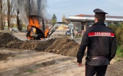 Incendio in cantiere a Castel Goffredo: macchina movimento terra avvolta dalle fiamme