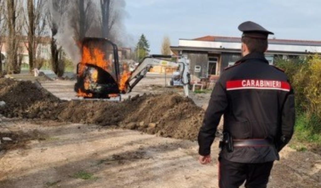 Incendio in cantiere a Castel Goffredo: macchina movimento terra avvolta dalle fiamme