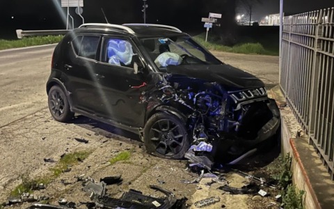 Scontro tra due auto a Marcaria: due giovani coinvolti, uno finisce in ospedale