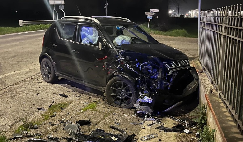 Scontro tra due auto a Marcaria: due giovani coinvolti, uno finisce in ospedale