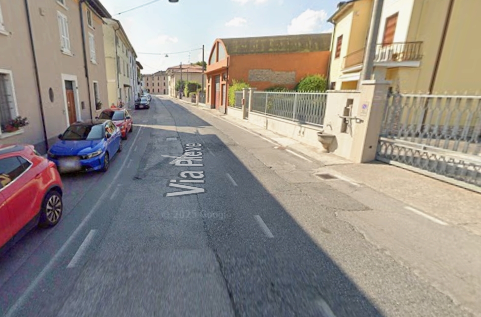 Uno scorcio di via Pieve a Medole, dove il 12enne è stato investito (clicca sull'immagine per navigare nella mappa)