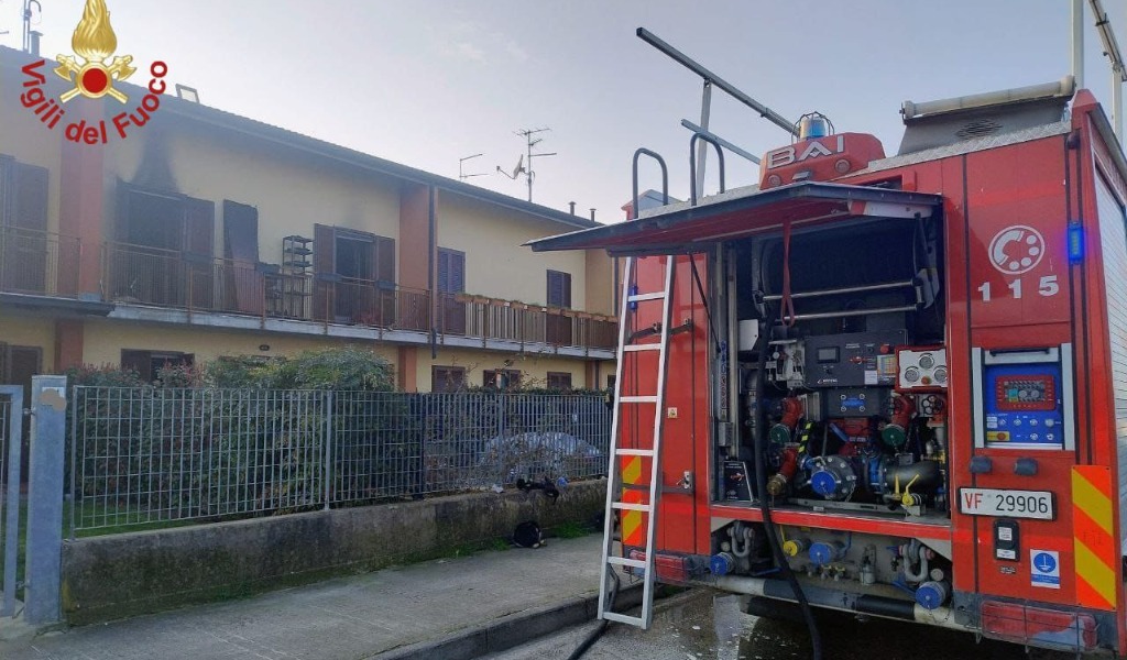 Incendio a Porto Mantovano: ingenti danni al primo piano di un’abitazione
