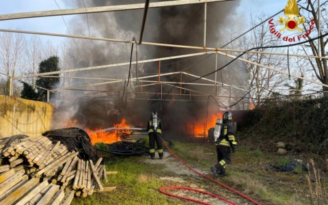 Incendio in un’azienda agricola a Roverbella: in fiamme tubi per l’irrigazione