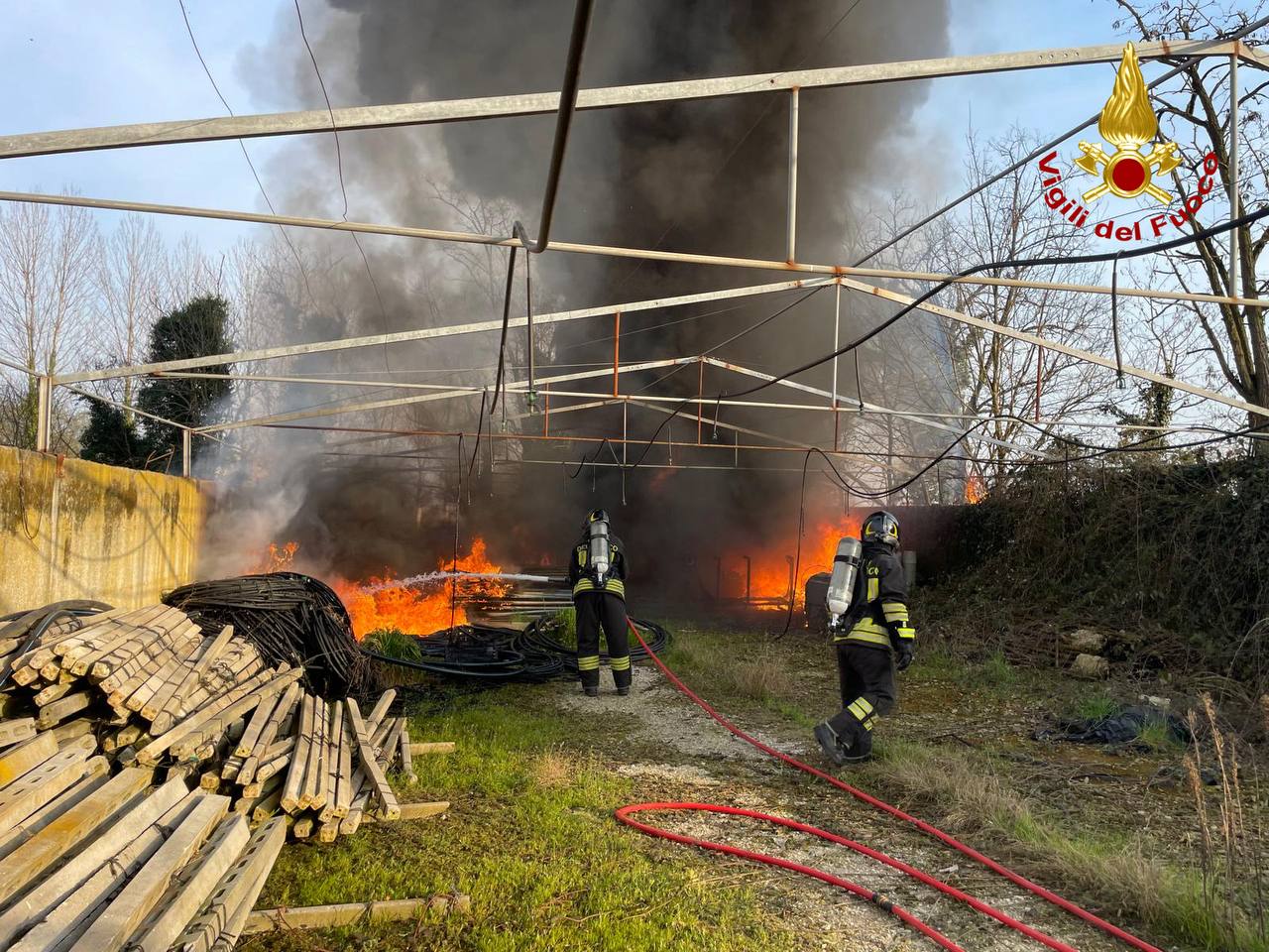 Incendio in un’azienda agricola a Roverbella: in fiamme tubi per l’irrigazione