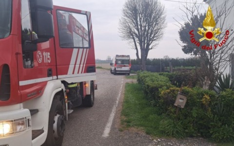 Cade in giardino e uno spuntone di ferro gli trafigge la testa: 71enne in ospedale in elisoccorso