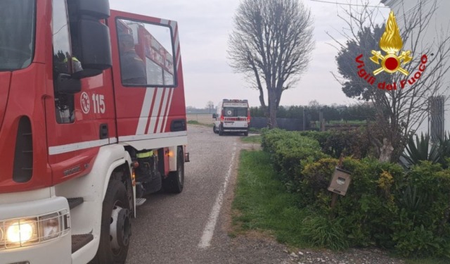 Cade in giardino e uno spuntone di ferro gli trafigge la testa: 71enne in ospedale in elisoccorso