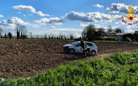 Incidente stradale a Curtatone: auto esce di strada e finisce in un fossato