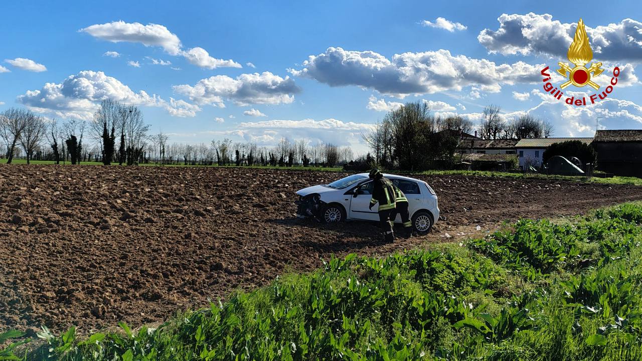 Incidente stradale a Curtatone: auto esce di strada e finisce in un fossato