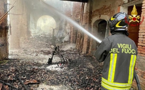 Incendio a Marcaria: auto in fiamme sotto una barchessa agricola, danni ingenti alla struttura