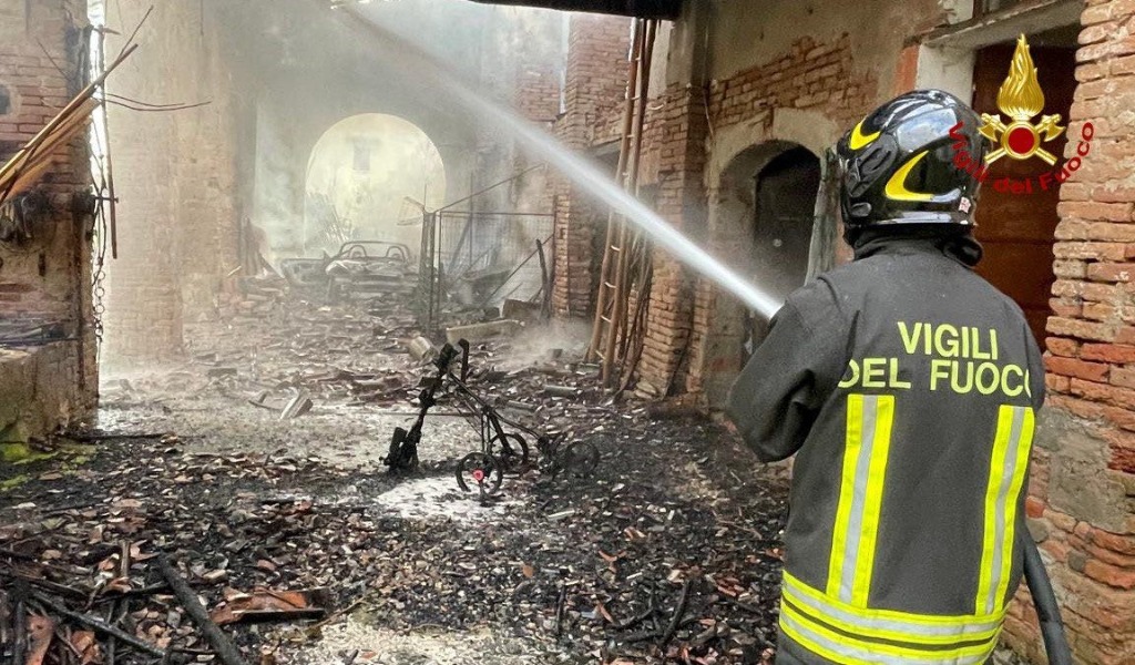 Incendio a Marcaria: auto in fiamme sotto una barchessa agricola, danni ingenti alla struttura