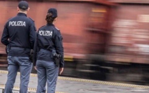 Lo colpisce alla testa con un sasso: 22enne arrestato per tentato omicidio a Poggio Rusco