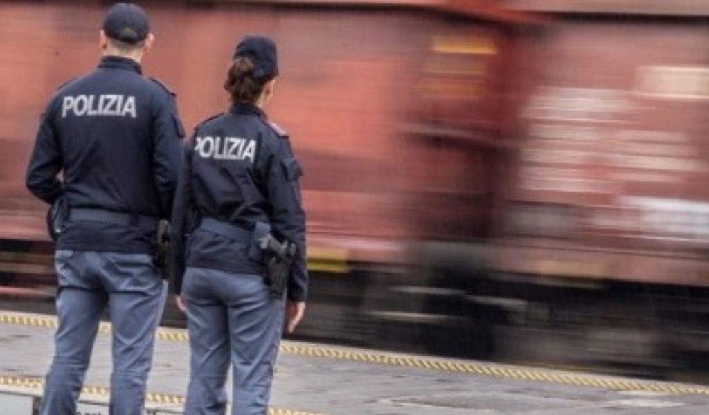 Lo colpisce alla testa con un sasso: 22enne arrestato per tentato omicidio a Poggio Rusco